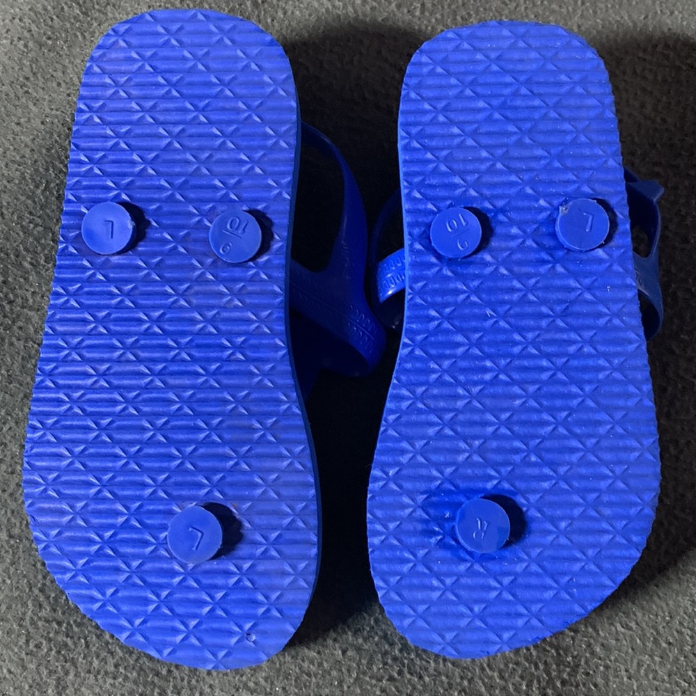 Boys blue sandals.  Adjustable straps.  Size large (8-10) - Picture 2 of 5